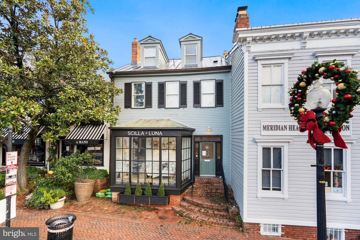 Exposed Brick DC Charming Apartment Above Retail in 3700